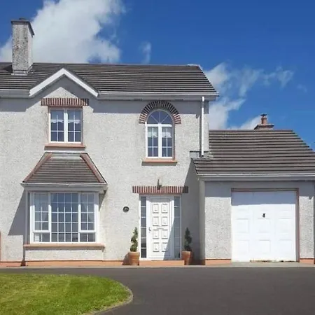 Superior 4 Bed House In Donegal . Holiday home Moville